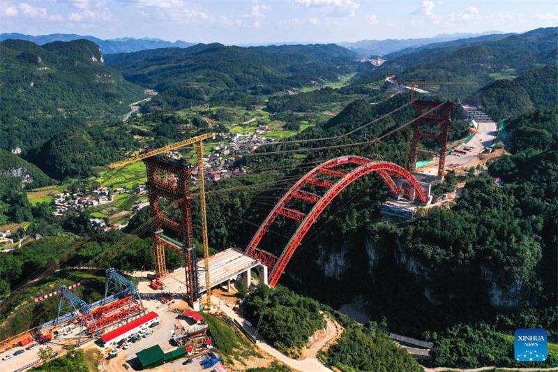 Hauptbogen der gro?en Machanghe-Brücke erfolgreich zusammengefügt