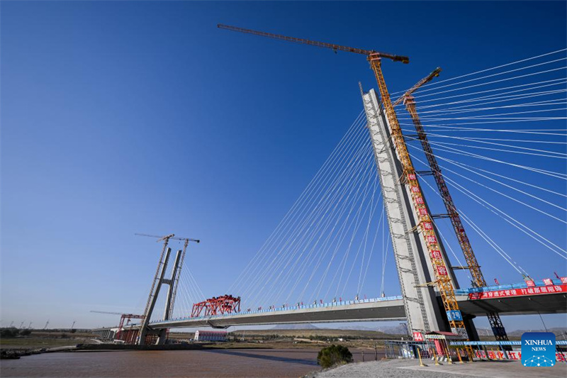 Konstruktionsteile der gro?en Gelber Fluss-Brücke Wuhai in Nordchina zusammengefügt