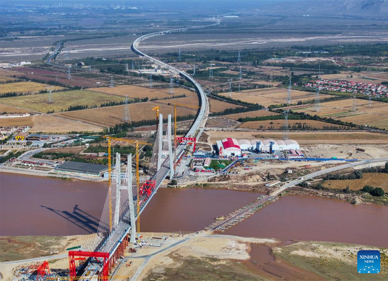 Konstruktionsteile der gro?en Gelber Fluss-Brücke Wuhai in Nordchina zusammengefügt
