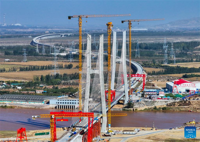 Konstruktionsteile der gro?en Gelber Fluss-Brücke Wuhai in Nordchina zusammengefügt