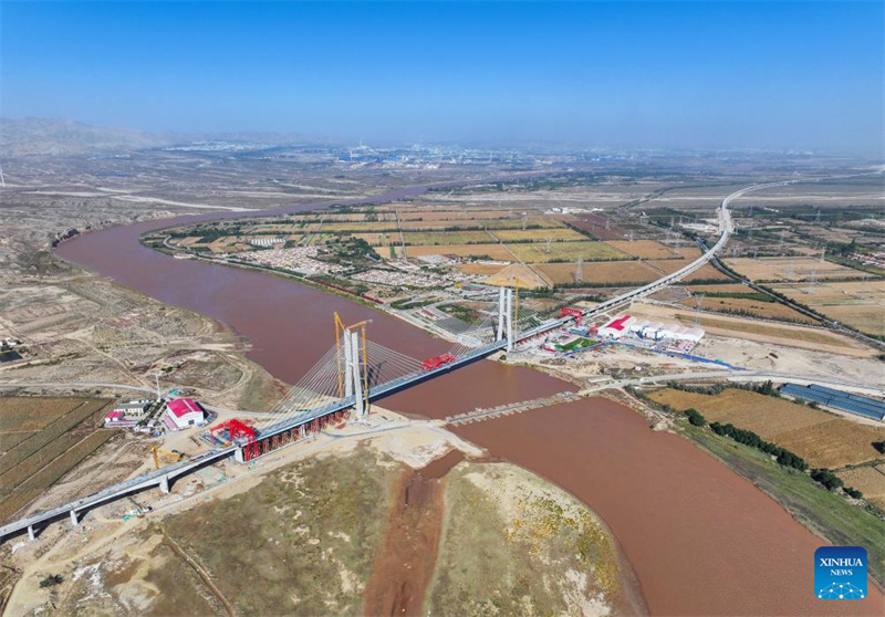 Konstruktionsteile der gro?en Gelber Fluss-Brücke Wuhai in Nordchina zusammengefügt
