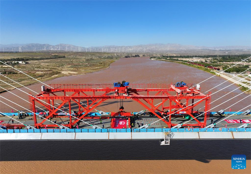 Konstruktionsteile der gro?en Gelber Fluss-Brücke Wuhai in Nordchina zusammengefügt