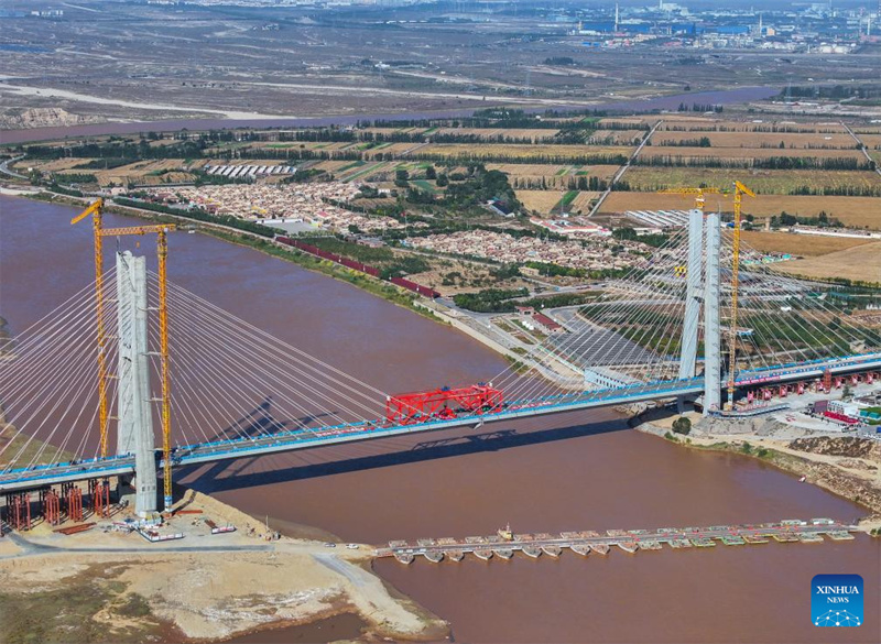 Konstruktionsteile der gro?en Gelber Fluss-Brücke Wuhai in Nordchina zusammengefügt