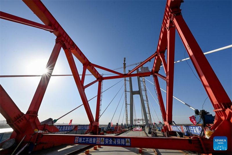 Konstruktionsteile der gro?en Gelber Fluss-Brücke Wuhai in Nordchina zusammengefügt