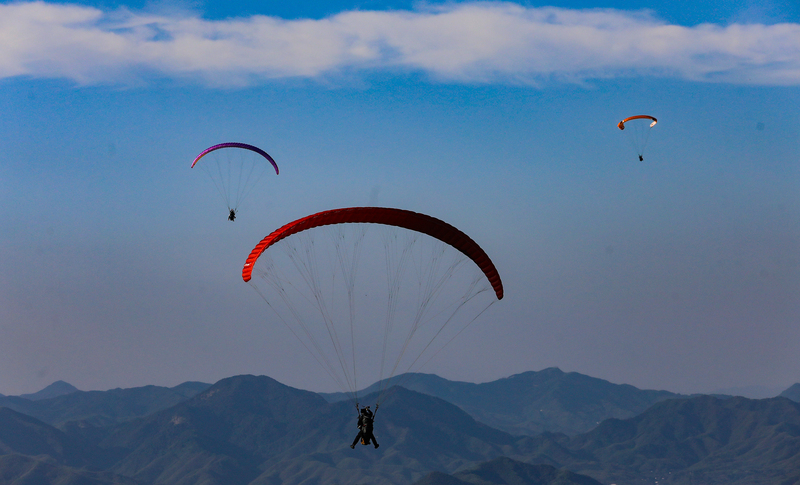 Huzhou: Touristen genie?en die Landschaft beim Gleitschirmfliegen