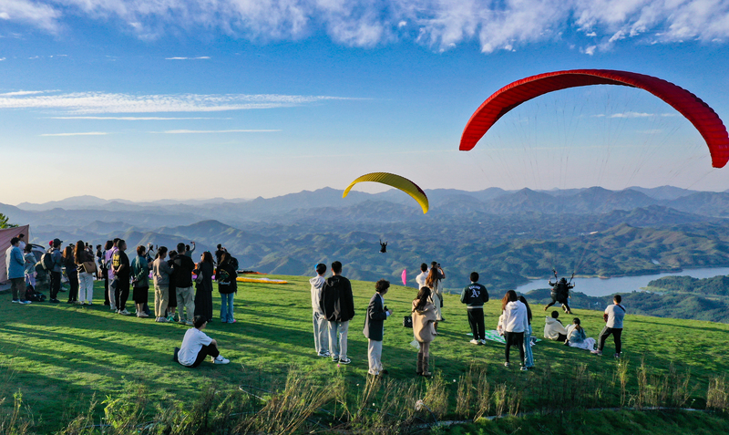 Huzhou: Touristen genie?en die Landschaft beim Gleitschirmfliegen