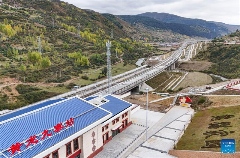 Neue Schnellstra?e soll Touristen Zugang zum Jiuzhaigou erleichtern