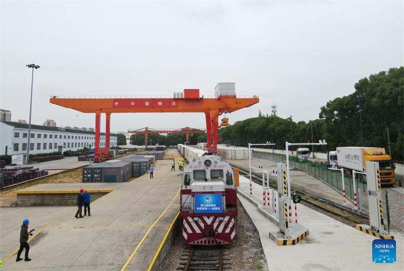 Erster ?Jinbo“-Güterzug kommt mit Waren und Exponaten aus Europa für die CIIE 2024 in Shanghai an