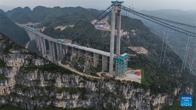 Erster Stahlfachwerktr?ger der Huajiang-Grand-Canyon-Brücke in Position