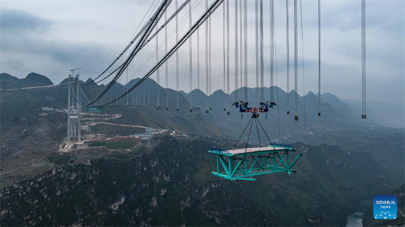 Erster Stahlfachwerktr?ger der Huajiang-Grand-Canyon-Brücke in Position