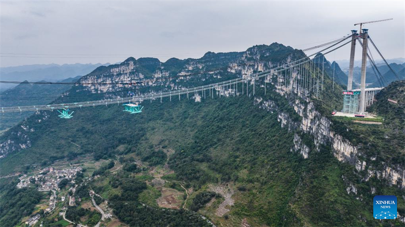 Erster Stahlfachwerktr?ger der Huajiang-Grand-Canyon-Brücke in Position