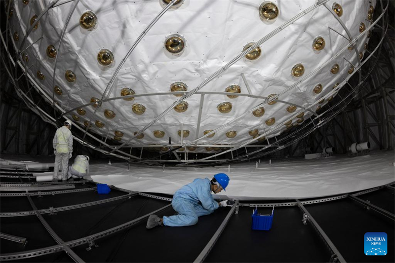 Weltgr??ter Neutrinodetektor beginnt mit Befüllung von Reinstwasser