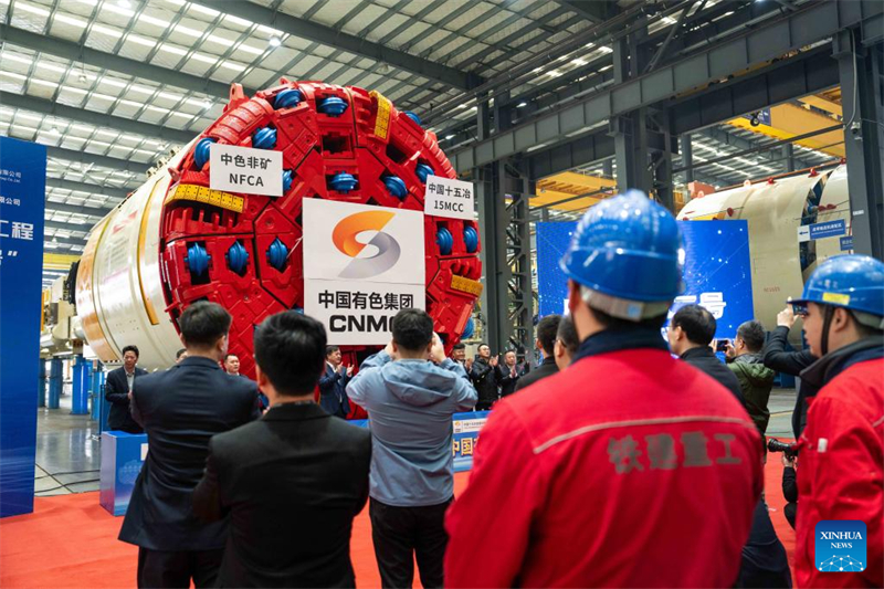 Tunnelbohrmaschine für Sambia l?uft im chinesischen Changsha vom Band