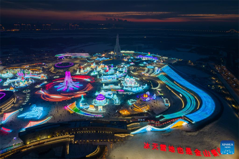 Gr??ter Eis- und Schnee-Themenpark der Welt in Harbin er?ffnet