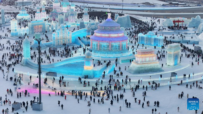 Gr??ter Eis- und Schnee-Themenpark der Welt in Harbin er?ffnet