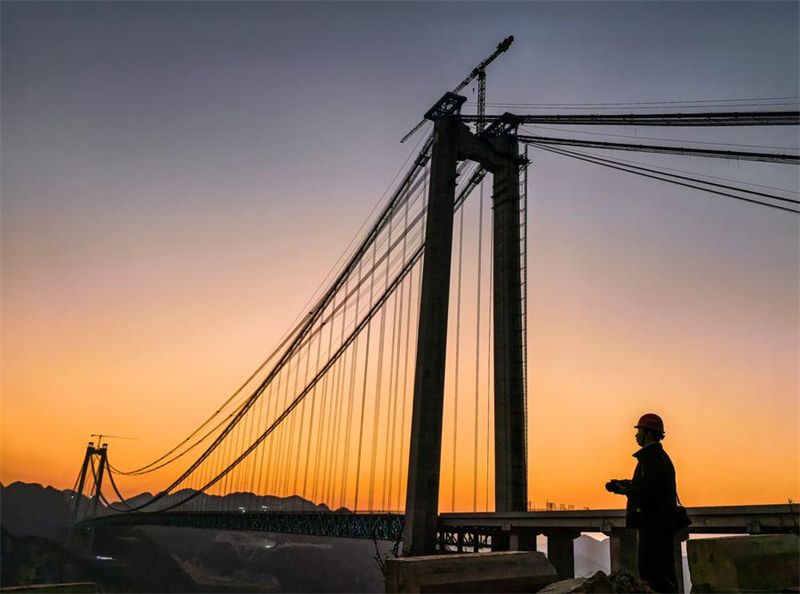 Huajiang-Grand-Canyon-Brücke im Südwesten Chinas bereit zur Schlie?ung