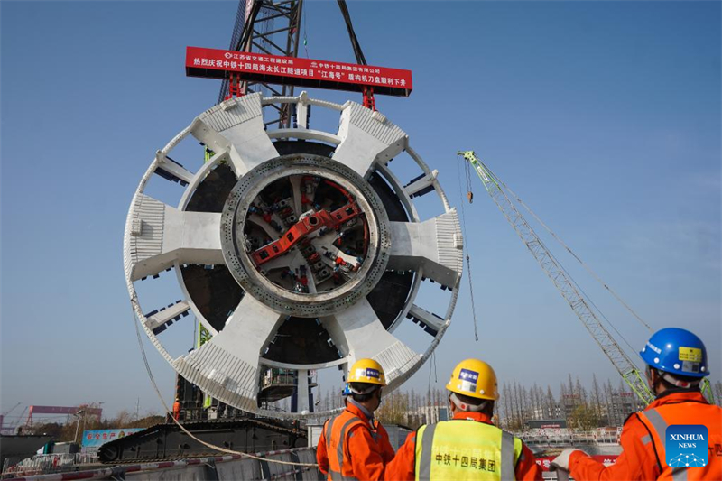 Zeremonielle Montage des Bohrkopfes der Schildvortriebsmaschine ?Jianghaihao“