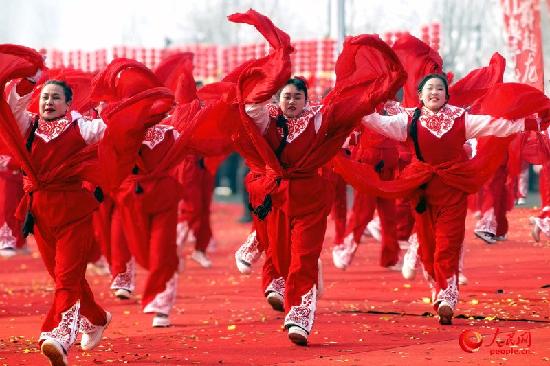 Urumqi: Mit Handtrommeln und Drachentanz feiern ethnische Gruppen das Laternenfest