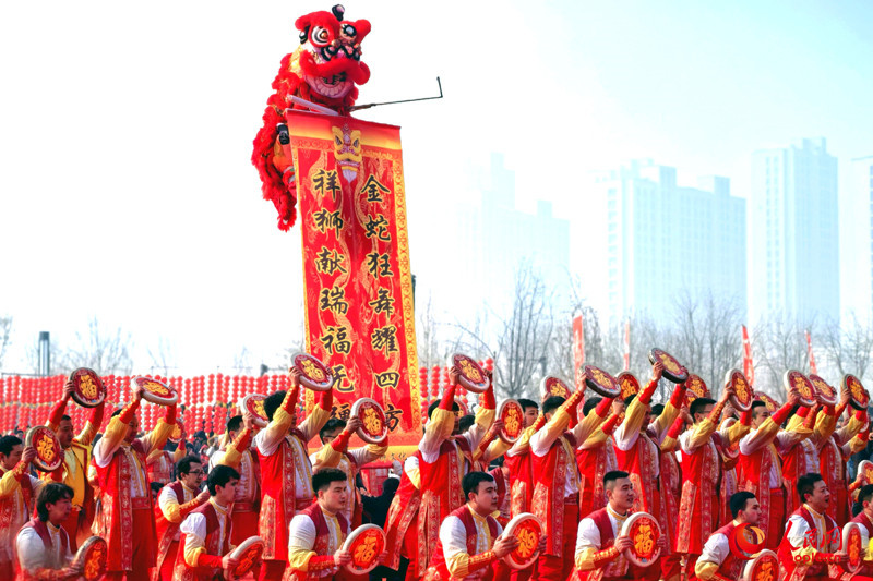 Urumqi: Mit Handtrommeln und Drachentanz feiern ethnische Gruppen das Laternenfest