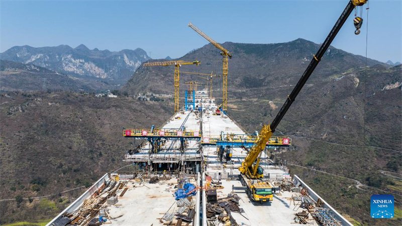Bau der gro?en Liuzhi-Brücke im Südwesten Chinas geht in die Endphase