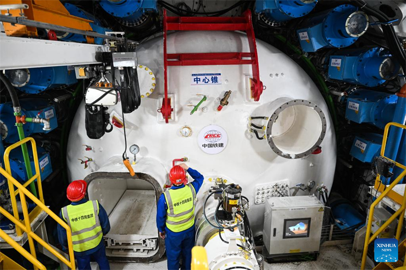 China pr?sentiert riesige Tunnelbohrmaschine für Jangtse-Projekt