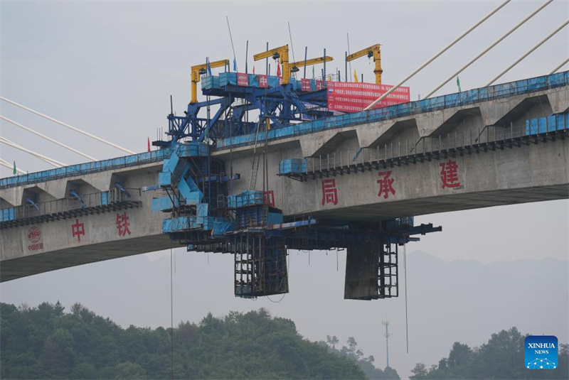 Teilstücke der gro?en Brücke des Xin'an-Flusses in Jiande erfolgreich verbunden