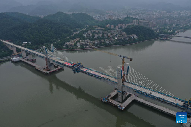 Teilstücke der gro?en Brücke des Xin'an-Flusses in Jiande erfolgreich verbunden
