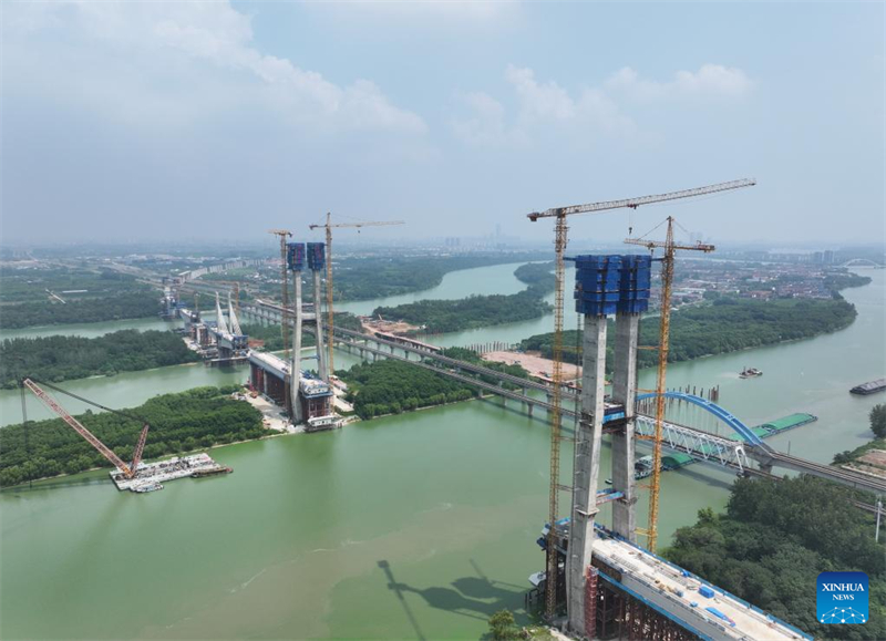 Hauptturm der Brücke über den Gro?en Kanal zwischen Beijing und Hangzhou erreicht Richtfesth?he