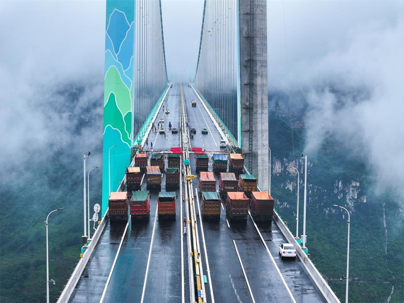 H?chste Brücke der Welt im südwestchinesischen Guizhou wird einem Belastungstest unterzogen