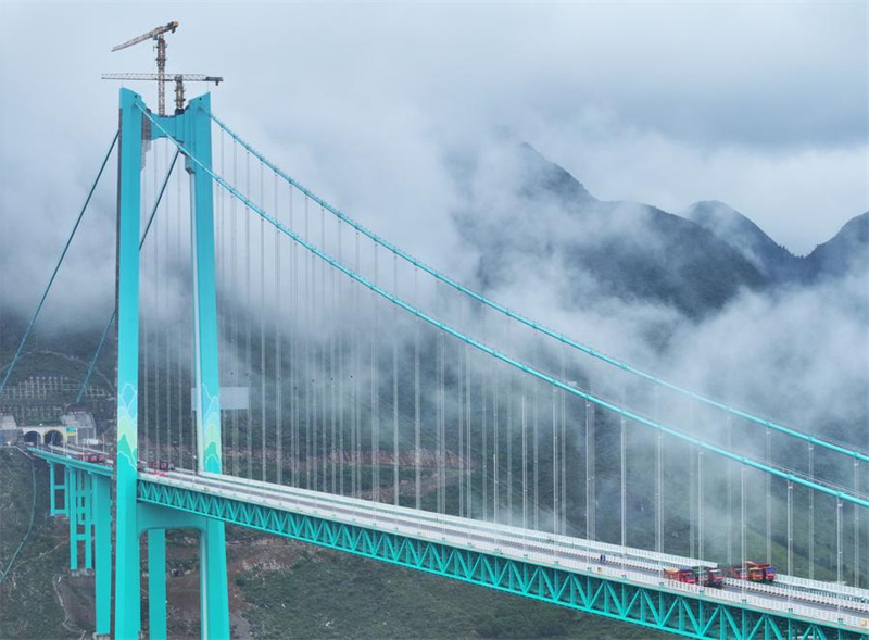 H?chste Brücke der Welt im südwestchinesischen Guizhou wird einem Belastungstest unterzogen