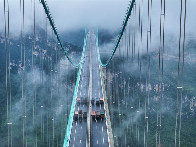 H?chste Brücke der Welt im südwestchinesischen Guizhou wird einem Belastungstest unterzogen