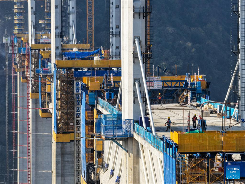 Bau der gro?en Renhe-Brücke entlang der Hochgeschwindigkeitsbahn Xi'an-Chongqing im Südwesten Chinas schreitet voran