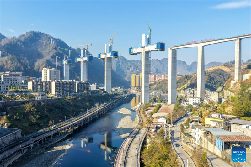 Bau der gro?en Renhe-Brücke entlang der Hochgeschwindigkeitsbahn Xi'an-Chongqing im Südwesten Chinas schreitet voran