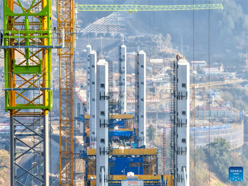 Bau der gro?en Renhe-Brücke entlang der Hochgeschwindigkeitsbahn Xi'an-Chongqing im Südwesten Chinas schreitet voran