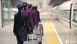 Die 28-j?hrige Li Na arbeitet als Zugbegleiterin im Schnellzug G651. Seit drei Jahren leitet sie das Serviceteam auf der 1.216 Kilometer langen Strecke zwischen Beijing und der alten Kaiserstadt Xi’an. 