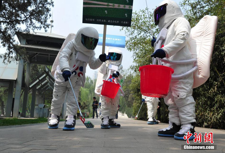 ?Raumfahrer“ sammeln Müll in Shijiazhuang
